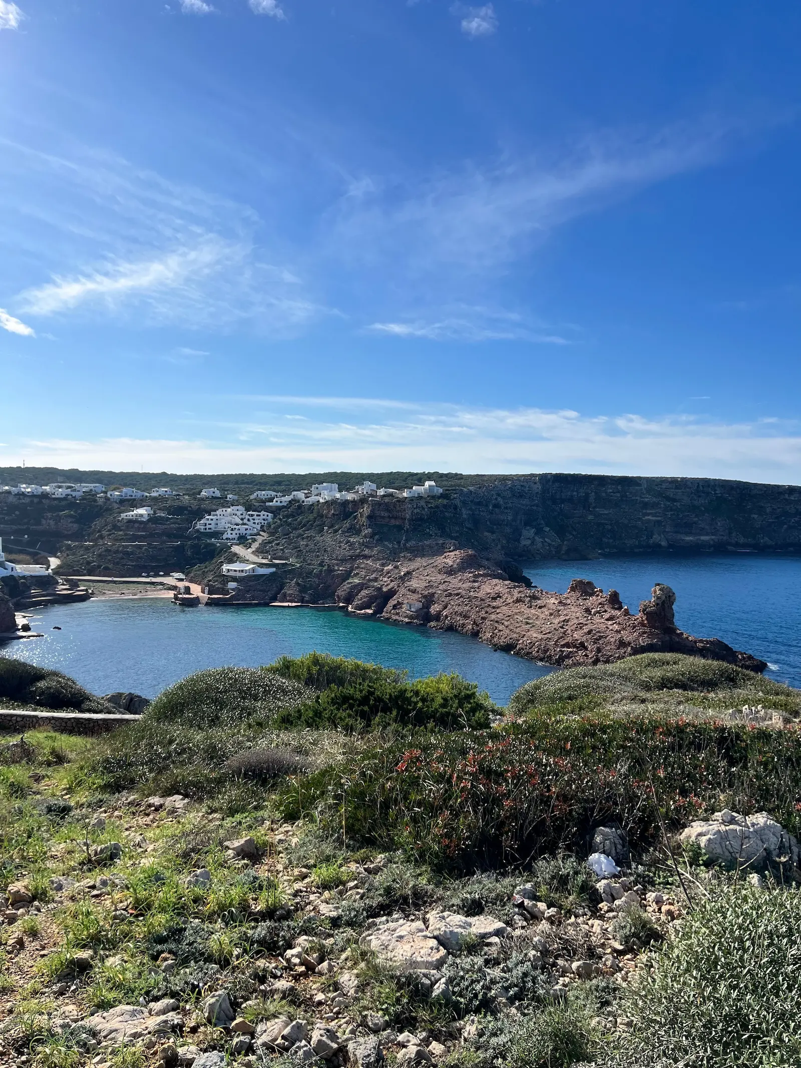 La vista desde las cuevas habitadas sobre la cala de Cala Morell.