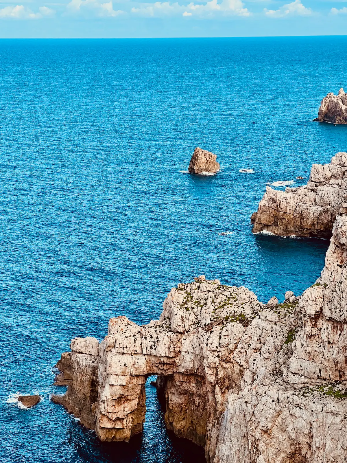 Vista desde el acantilado sobre el mar Mediterráneo en Cala Morell.